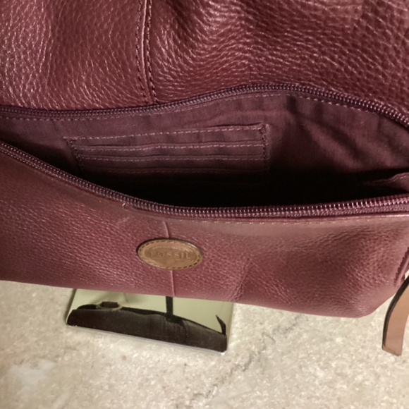 Fossil crossbody bag in ox blood red. - Picture 6 of 10